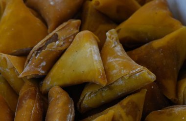 Gün ortası şenliklerinde kalabalık bir açık hava pazarında hevesli misafirleri cazip bir dizi altın samosa bekliyor..