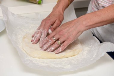 Mutfakta Taze Pizza Hazırlayan Kadın