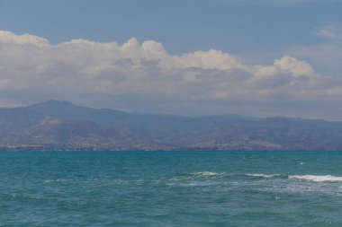 Kıbrıs adasındaki dramatik sıradağlarla Akdeniz 'in ufka doğru uzanan panoramik manzarası.