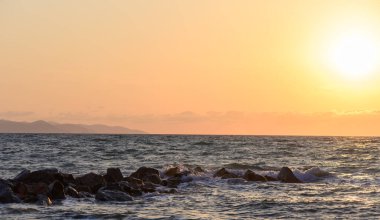 Kıbrıs adasının kayalık Akdeniz kıyı şeridi üzerinde gün batımı