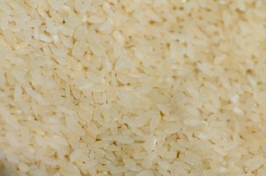 Yakından bakıldığında, çok sayıda pişmemiş pirinç taneciği, değişik şekilleri ve yumuşak ışığı yansıtan gölgeleri görülür. Bu görsel senfoni yiyeceğin güzelliğini ve dokusunu vurgular..