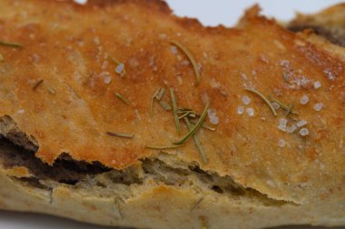 Sıcak, kabuklu ekmek, kokulu otlar ve bir tutam deniz tuzu ile süslenmiş olarak fırından çıkar. Davetkar koku kırsal mutfağı dolduruyor. İleride gelecek vaadeden leziz anlar..