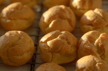 Yumuşak ve havadar börekler serinletici bir rafta oturur, rahat bir mutfakta güneşin ışıltısında güneşlenirler..