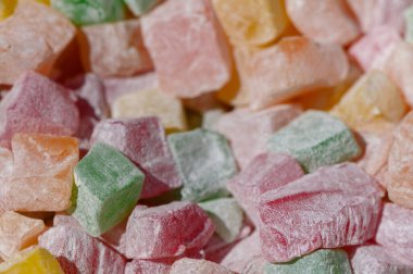 Türklerin çeşitli pastel renklerdeki zevkli parçalarından oluşan canlı bir çeşitlilik kırsal ahşap bir yüzey üzerinde dinleniyor.