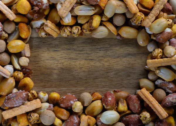 Çeşitli atıştırmalıkların canlı bir karışımı çerçeveyi dolduruyor, canlı bir atmosfere doku ve tat katıyor..