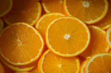 Parlak portakal dilimleri iştah açıcı bir düzenleme yaratır. Güneşli bir günde sağlıklı bir aperatif veya ferahlatıcı bir içecek için mükemmeldir..