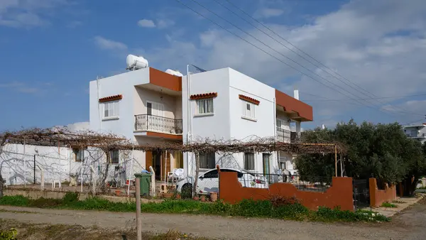 Bereketli sarmaşıkları, huzurlu bir atmosferi ve güneşli bir günde sıcacık bir açık hava manzarası olan hoş bir ev..