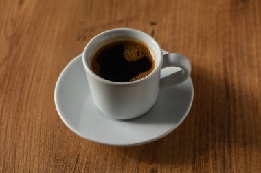 Taze demlenmiş kahvenin güzel aromasının tadını çıkarın. Yumuşak bir sabah ışığında yıkanmış..