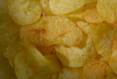 Kıtır kıtır, altın patates cipsleri gün ışığında güneşleniyor, tuzlu yüzeyi parıldıyor ve aperatifleri şımartmaya davet ediyorlar. Gündelik toplantılar ya da tek kişilik alem için mükemmel bir ziyafet..