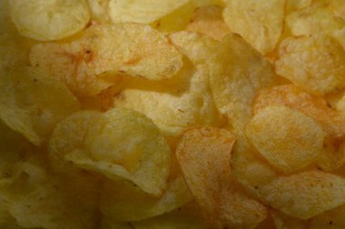 Çıtır çıtır dokular ve altın renkler kâseyi dolduruyor, atıştırmalık meraklılarını lezzetli bir ziyafete davet ediyor..