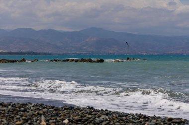 Kristal berraklığında su ve Kıbrıs 'ta bulutsuz, parlak mavi gökyüzü ile Akdeniz manzarası nefes kesici..