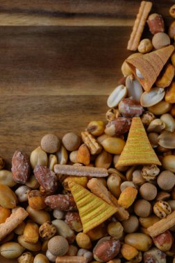 Canlı bir fındık ve çıtır çıtır ziyafet kırsal bir ahşap tahtada çağlayarak tat keşfine davet ediyor..