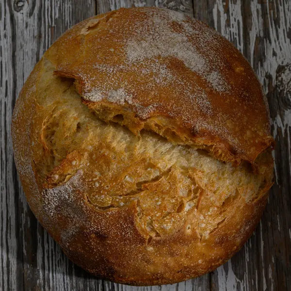 Ev yapımı ekmeğin altın kabuğunun tadını çıkar, sıcak ve davetkar, evde rahatlatıcı bir yemek için mükemmel.