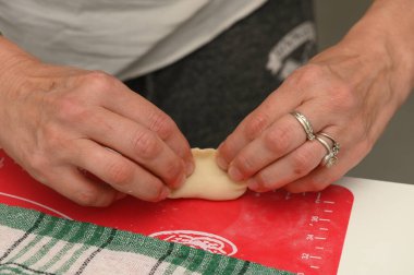 Eller hamuru canlı bir tezgahta ustalıkla hamur köftesine çeviriyor. Atmosfer sıcak, konforlu yemek ve aşk aromasıyla dolu, yağmurlu bir gün için mükemmel..