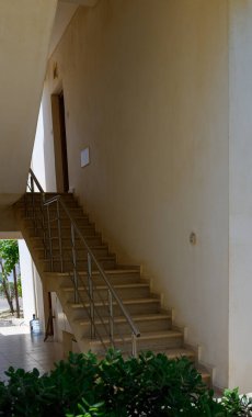 Kıbrıs 'ta beyaz bir konağa giden metal parmaklıklı taş merdiven..