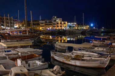 Kyrenia Limanı 'nın büyüleyici bir gece sahnesi demirli tekneleri, parlayan restoranları ve geleneksel evleri var. Kuzey Kıbrıs 'taki gece hayatına barışçıl bir bakış.