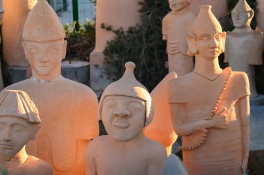 Entrika ile hazırlanmış kil figürler bir açık hava galerisinde gün ışığında güneşleniyorlar. Her heykel farklı kültürel unsurları temsil eder, açık bir gökyüzü altında hayranlık ve tefekküre davet eder..