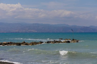 Yumuşak dalgaları ve Kıbrıs kıyılarında lekesiz mavi gökyüzü ile huzurlu Akdeniz, rahatlamak için mükemmel..