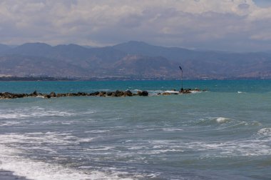 Kıbrıs Rum Kesimi 'nde Açık Gökyüzü ve Sakin Sularla Huzurlu Akdeniz