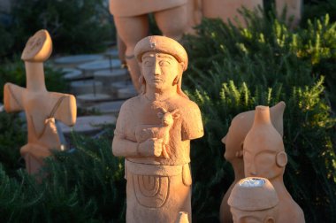 Bereketli yeşilliklerle çevrili, karmaşık bir şekilde tasarlanmış terracotta heykelleri günbatımının ılık parıltısının altında dimdik ayakta duruyor..