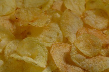 Bir yığın altın ve çıtır patates cipsi sıcak bir gün batımı toplantısında arkadaşlar arasında paylaşmak için mükemmel bir ortam yaratır. Tatlı ve tatminkar, aperatifleri çağırıyorlar..