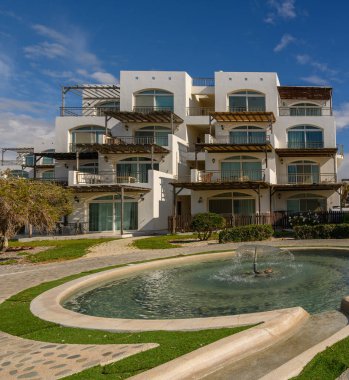 Zarif sahil köşkünde geniş balkonlar ve sakin bir çeşme var. Doğada huzurlu bir geri çekilme yaratıyor..