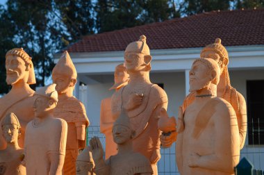 Çok güzel işlenmiş terracotta heykellerinden oluşan bir koleksiyon öğleden sonra güneşinin sıcacık parıltısı altında gururla duruyor. Detaylı ifadeler ve tarihi giysiler sergiliyorlar..