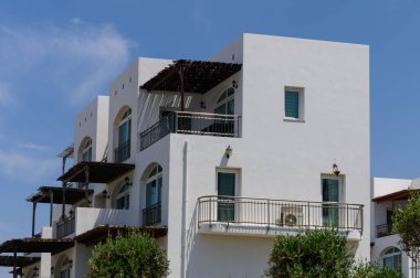 Kıbrıs 'ta Kemer ve Balkonlu Modern Beyaz Villalar