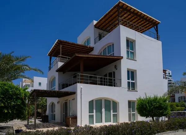 Kıbrıs 'ta Palmiye Ağaçlı Kıyı Beyaz Townhouse' ları