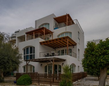 Şık bir tasarımı olan geniş bir villa, yemyeşil ile çevrili, akşam toplantıları ve barış için mükemmel..