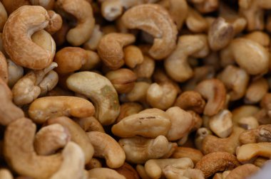 Yakından bakıldığında değişik dokulara ve renklere sahip kaju fıstıklarının, rahat bir pazar atmosferinde çekici doğal şekillerini vurguluyor..