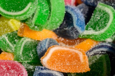 Canlı bir jelibon karışımı etrafa saçılmış renkler ve dokulardan oluşan bir gökkuşağı sergiliyor. Şeker kaplamanın tatlılığı karşı konulmaz bir cazibe, hoşgörü ve heyecan katar..