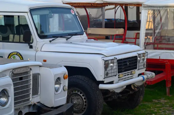 Gaziveren Kıbrıs Rum Kesimi -19.01.2025 Klasik kamyonlar canlı bir açık hava pazarında keşfedilmeyi bekliyor..