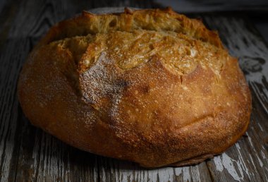 Altın kabuklu ekmek mükemmel bir fırın, aroması mutfağı sıcaklık ve rahatlıkla dolduruyor..