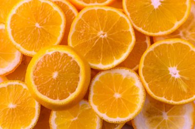 Parlak dilimlenmiş portakallar, sıcak bir mutfak atmosferinde taze meyvenin özünü yakalayan neşeli bir görüntü sergiliyor..