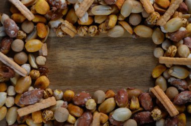 Ahşap bir yüzey etrafında güzel bir dizi fındık ve tuzlu aperatifler, paylaşmak için mükemmel ya da toplantılar sırasında keyifli bir süs olarak.