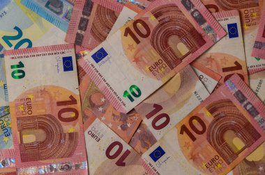 Euro banknotları sanatsal olarak dağılıyor, eşsiz renklerini ve karmaşık tasarımlarını sergiliyorlar..