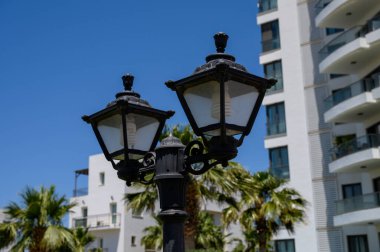 Klasik fener, Kıbrıs Rum Kesimi 'nin konut bölgesine konforlu gece ışığı ekliyor.