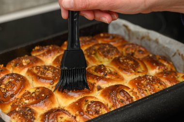 Kıtır fındıklı sıcak, altın tarçınlı rulo çörekler tatlı bir jöleyle fırçalıyorlar. Mutfak rahatlatıcı bir koku yayıyor. Öğleden sonra ikramı için mükemmel..