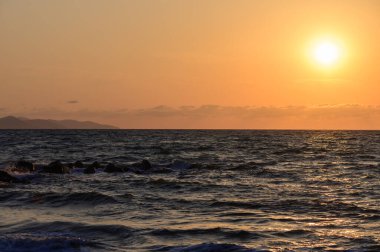 Kıbrıs 'ta Akdeniz' de Bulutlu Dramatik Deniz Günbatımı