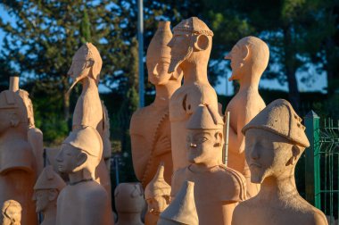 Terracotta heykelleri, güneşli bir açık hava sergisi ortamında sanatkarlık ve tarihi zenginlik sergiliyor..