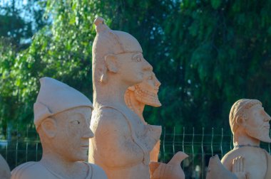 Güneş etraflarını çevreleyen yeşillikler arasında yumuşak gölgeler bırakırken ziyaretçiler titizlikle hazırlanmış heykellere hayran kalırlar..