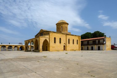 Kıbrıs 'ın göbeğinde, geniş bir avluyla çevrili görkemli bir taş bina gururla duruyor..