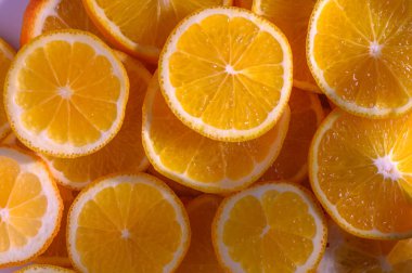 Parlak portakal dilimleri sizi sulu dokularının tadını çıkarmaya davet ediyor canlandırıcı, sanatsal bir gösteride..