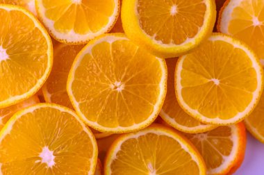 Sanatsal olarak istiflenmiş portakal dilimleri yaratıcı tarifler ve ferahlatıcı, lezzetli içecekler davet eder..