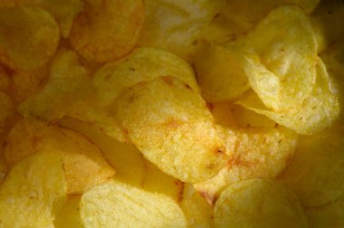 Çıtır çıtır, altın patates cipsi evde arkadaşlarla ya da ailelerle sıcak buluşmalar için cazip bir aperatif oluşturuyor..