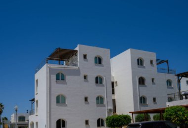 Kıbrıs 'ta Deniz Tarafından Akdeniz Tarzı Beyaz Konut Kompleksi