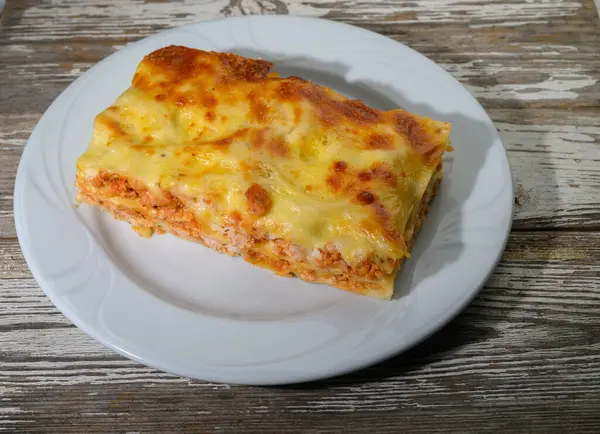 Makarna katmanları, baharatlı et ve yapışkan peynir her yemek veya toplama için mükemmel bir konfor tabağı oluşturur..