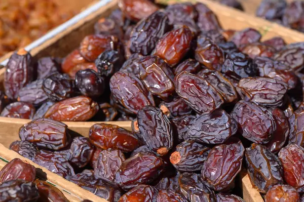 Hareketli bir piyasa, sıcacık ışığı yansıtan parlak bir parıltı saçan, bol ve güneşte kurumuş bir dizi tarihi gözler önüne seriyor. Müşteriler cazip aromanın tadını çıkarmak ve zengin bir seçim yapmak için duraklarlar..