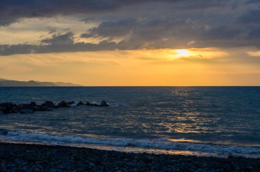 Kıbrıs 'ta dağlarla Akdeniz' de sakin gün batımı